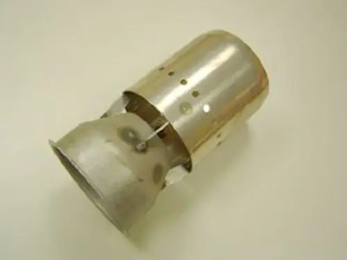 Metallisches Flammrohr mit runder Form und Aussparungen an der Oberseite, möglicherweise von der Marke Remeha, auf heller Unterlage.